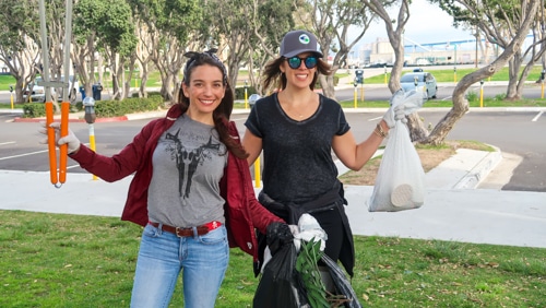1060 Capital, LLCteam members volunteering for community service